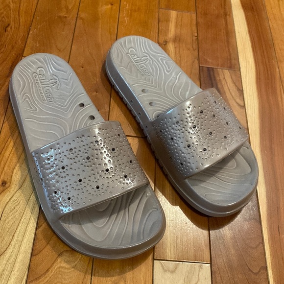 Size 8 Cali Gear Skechers Sandals 